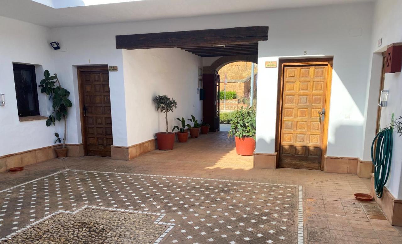 Apartamentos Turisticos - Hostal Los Alisos Aliseda Exterior photo